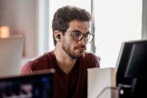 Business owner using computer to improve focus with neurofeedback