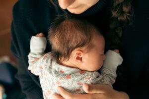 mother holding newborn baby calm bonding moment breastfeeding support neuroptimal neurofeedback rentals australia