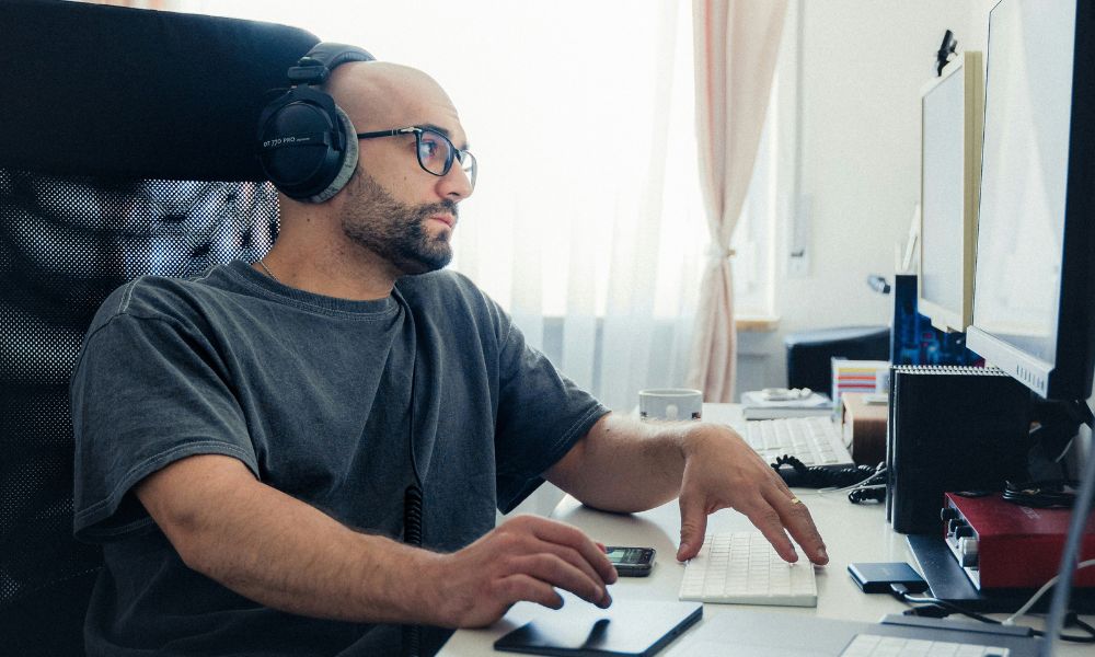 Business professional using a computer while completing a NeurOptimal neurofeedback session