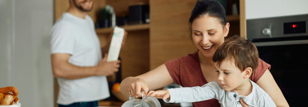 Parents managing everyday family life with their child, representing better juggling of family responsibilities