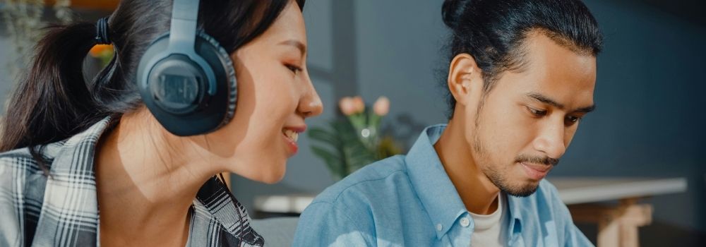 Couple spending time together during a NeurOptimal neurofeedback session, representing shared support during the fertility journey